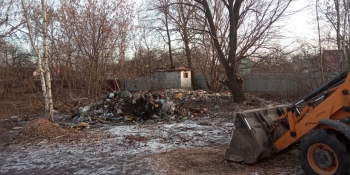 Уборка территории от мусора с применением трактора. Фото 6